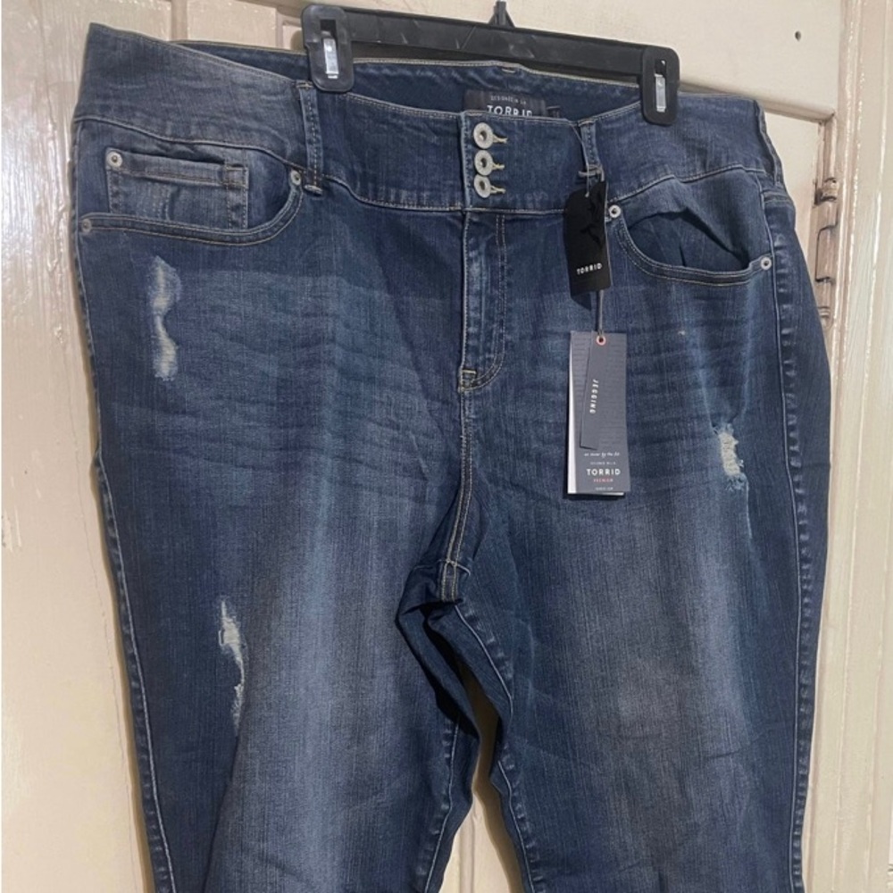 Torrid Premium Women Blue Denim Flat Front Distressed Raw Hem Capri Pants 26 NEW - Picture 2 of 12